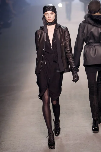 Look 16
